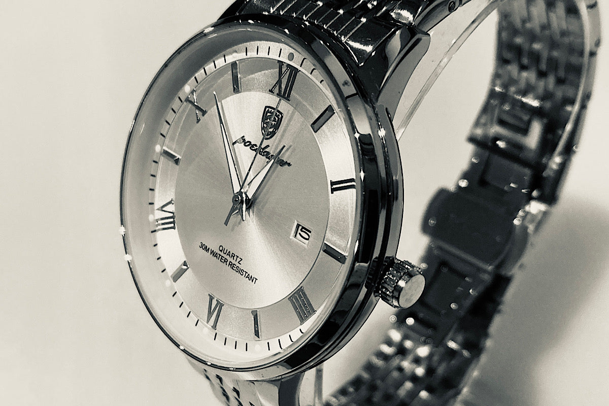 Monochrome image of the Poedagar Deluxe Classic in Gold/White